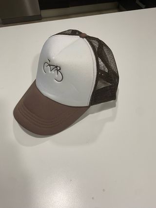 Gorra trucker marrón y blanca con bici