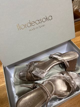 Sandalias Flordeasoka doradas terciopelo