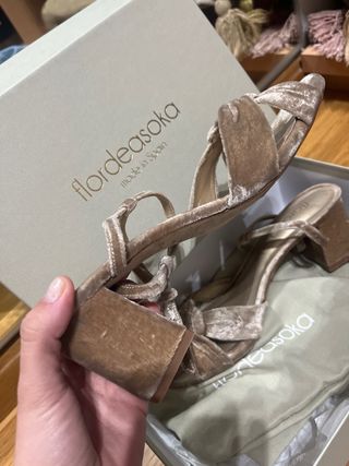 Sandalias Flordeasoka doradas terciopelo