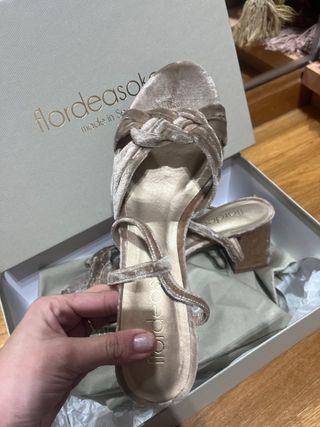 Sandalias Flordeasoka doradas terciopelo