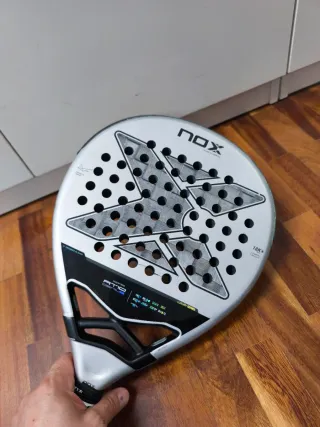 Pala de pádel NOX a medio uso