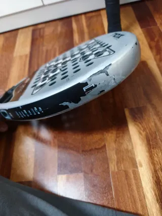 Pala de pádel NOX a medio uso