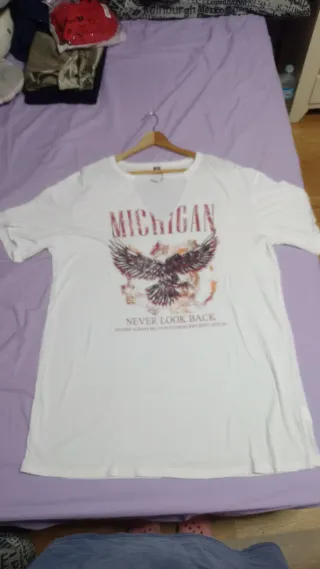 Camiseta blanca con estampado de águila