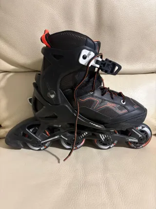 Patines en línea negros y naranjas