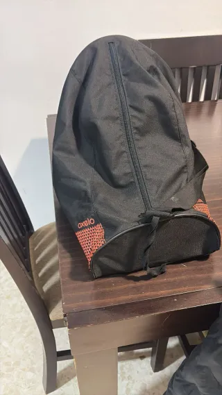 Patines en línea negros y naranjas