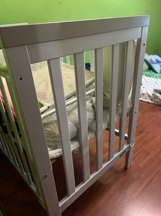 Cuna de bebé blanca