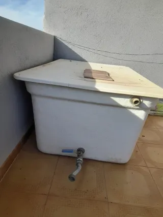 Depósito de agua blanco
