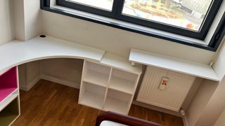 Escritorio modular blanco con estanterías