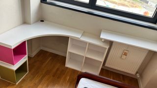 Escritorio modular blanco con estanterías