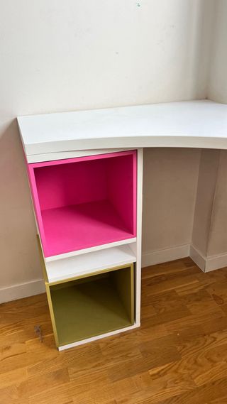 Escritorio modular blanco con estanterías