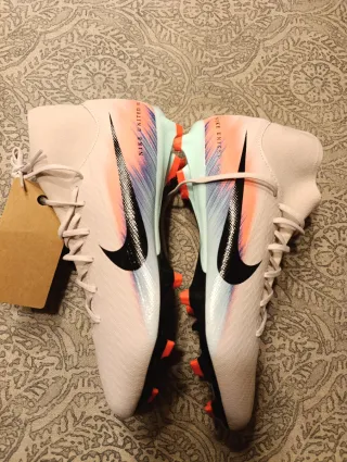 Botas de fútbol Nike United L.James Paralluelo.