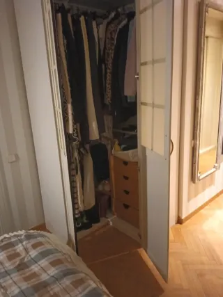 Armario esquinero de madera y cristal