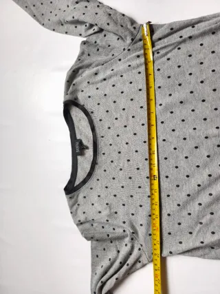 Sudadera gris con estampado de puntos