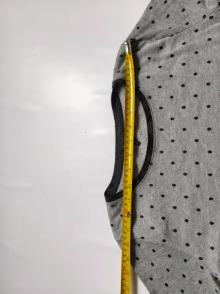 Sudadera gris con estampado de puntos