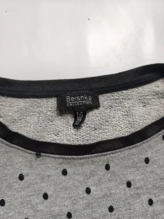 Sudadera gris con estampado de puntos