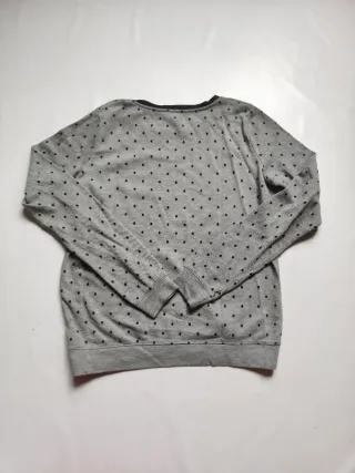 Sudadera gris con estampado de puntos