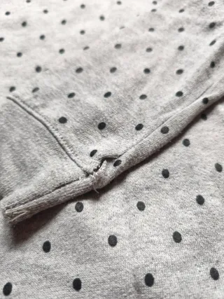 Sudadera gris con estampado de puntos