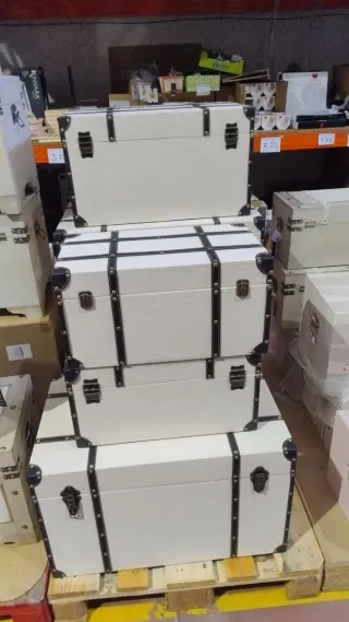 Baúl de madera y metal