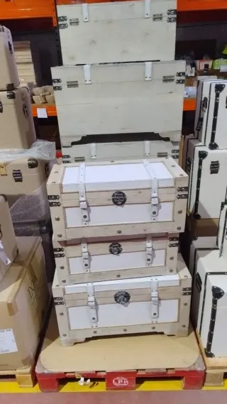 Baúl de madera y metal