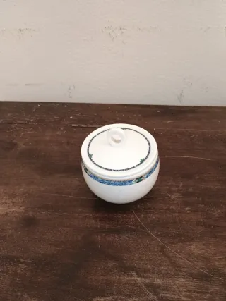 Zuccheriera con coperchio in porcellana