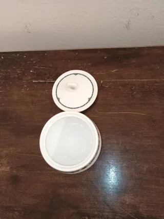 Zuccheriera con coperchio in porcellana