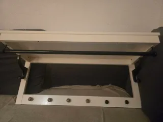 Perchero de madera con balda HEMMES de IKEA