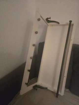 Perchero de madera con balda HEMMES de IKEA