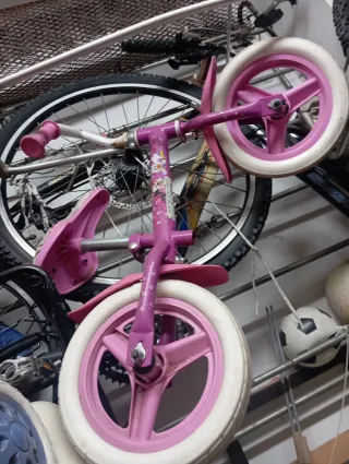 Bicicleta de equilibrio rosa para niña
