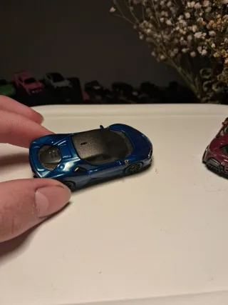 2 Ferraris SF90: Azul Galáctico y Granate