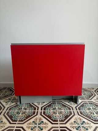 Mesa plegable roja con alas abatibles