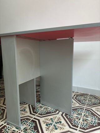 Mesa plegable roja con alas abatibles