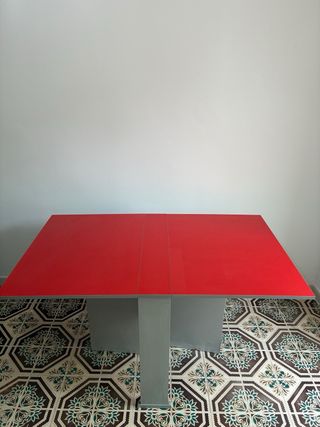 Mesa plegable roja con alas abatibles
