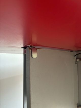 Mesa plegable roja con alas abatibles