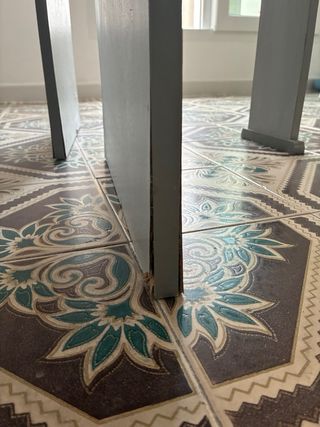 Mesa plegable roja con alas abatibles