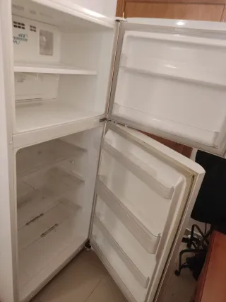 Nevera grande blanca