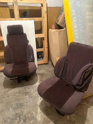 Asientos de coche marrones