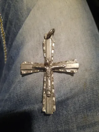 Crucifijo de plata con figura