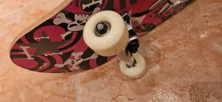 Patinete skate con ruedas blancas