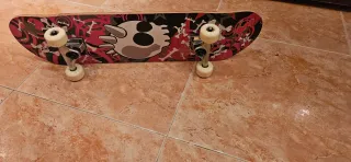 Patinete skate con ruedas blancas