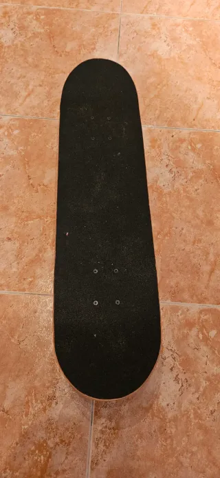 Patinete skate con ruedas blancas