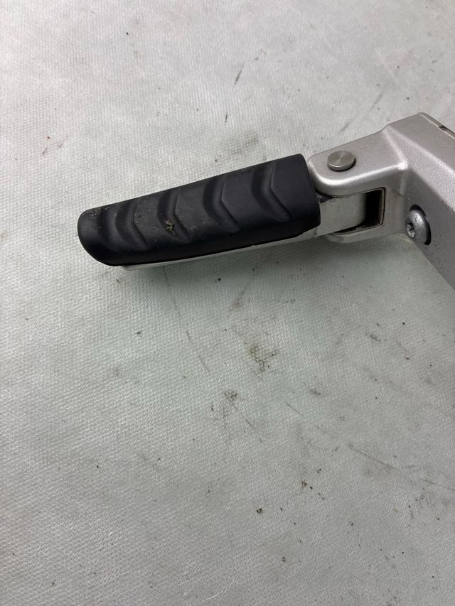 Estribo trasero derecho BMW R 1200 R