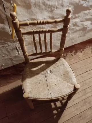 Silla antigua de madera con asiento de esparto