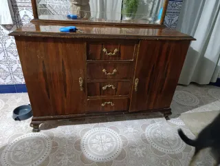 Silla antigua de madera con asiento de esparto