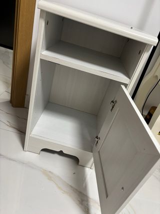 Mesa de noche de madera blanca