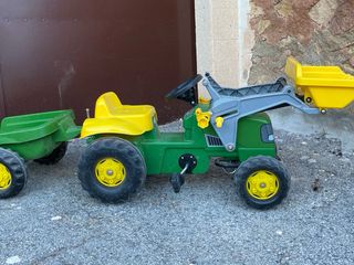 Tractor de pedales verde y amarillo