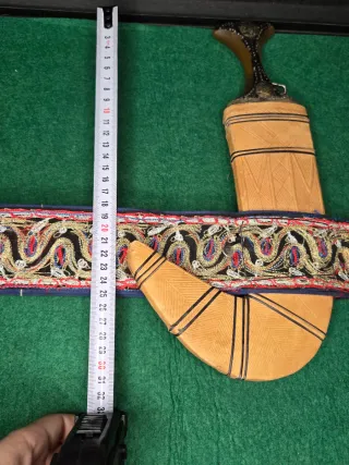 Jambiya tradicional con funda bordada