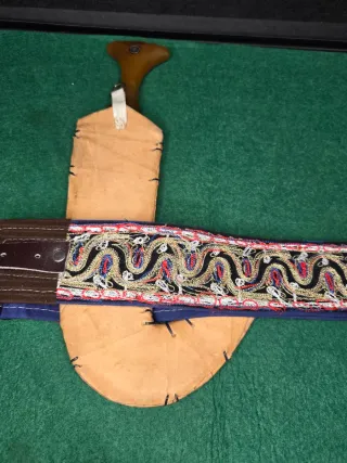 Jambiya tradicional con funda bordada