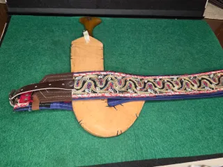 Jambiya tradicional con funda bordada