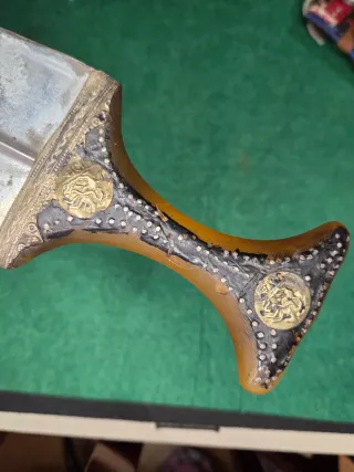 Jambiya tradicional con funda bordada