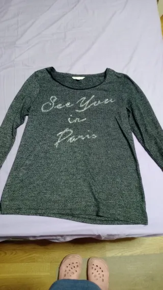 Camiseta gris y blanca con texto